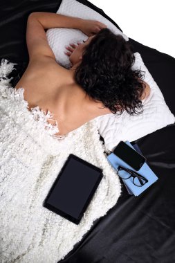 Yorgun kız yatakta uyuyor