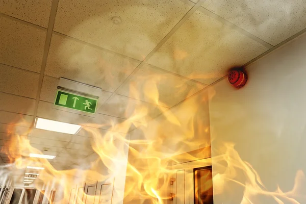 Gran incendio en el moderno edificio de oficinas — Foto de Stock