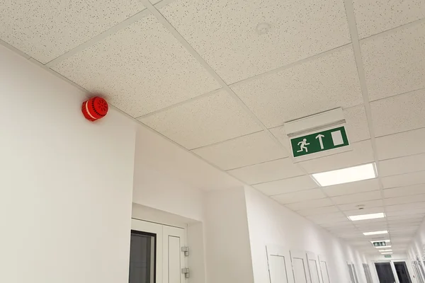 Salida de emergencia en el moderno edificio de oficinas — Foto de Stock