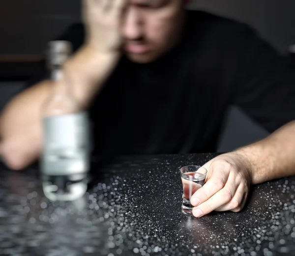 Enervate man addicted to alcohol — Stock Photo, Image