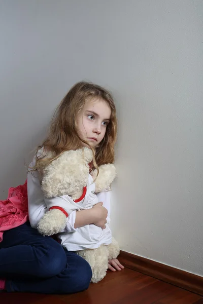 Niño introvertido sentado con oso de peluche —  Fotos de Stock