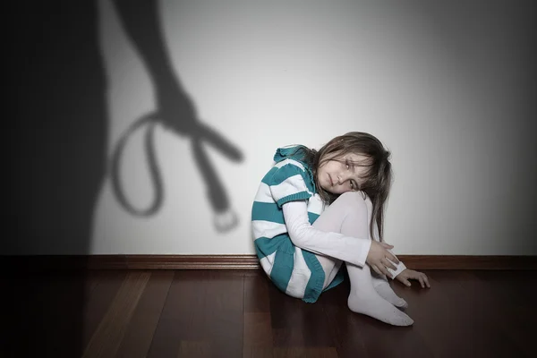 家庭内暴力 - 悲しい孤独な若者の女の子 — ストック写真