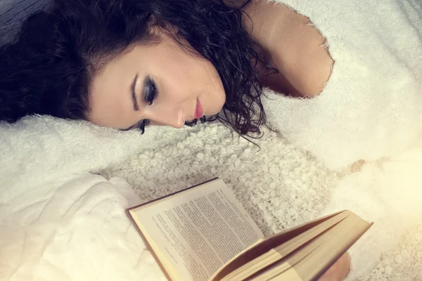 Ontspannen meisje het lezen van een boek — Stockfoto