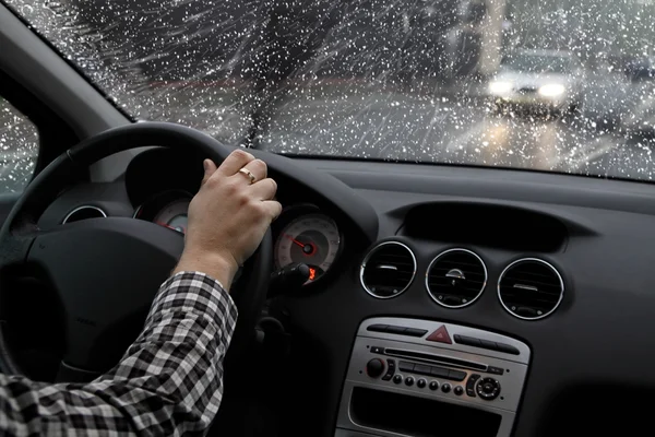 Schlechte Wetterbedingungen auf der Straße — Stockfoto