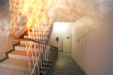 Ofiste merdiven içinde ateş