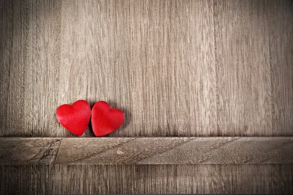 Cuori rossi romantici su uno sfondo di legno — Foto Stock