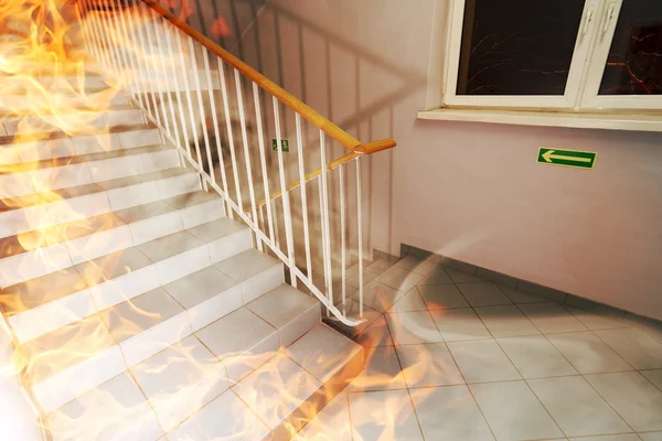 Treppenhaus brennt im Gebäude — Stockfoto