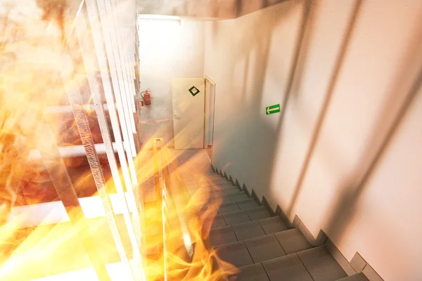 Großbrand in einem modernen Gebäude — Stockfoto