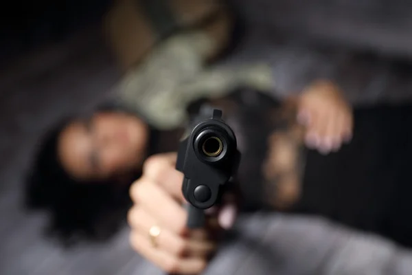 Bad woman with gun — Stock Photo, Image