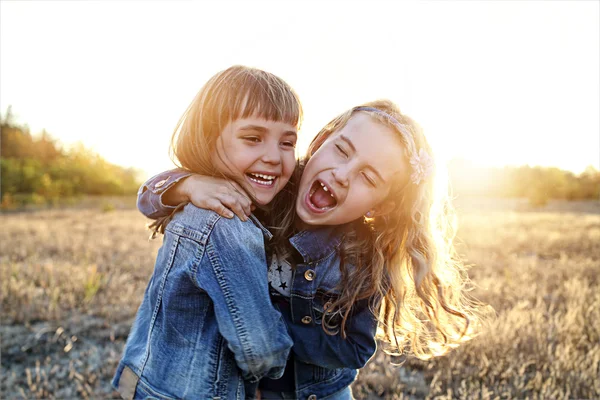 Duas jovens meninas se divertir fora — Fotografia de Stock