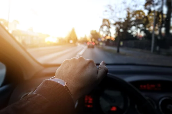 Der Fahrer geht bei sonnigem Tag die Straße hinunter — Stockfoto