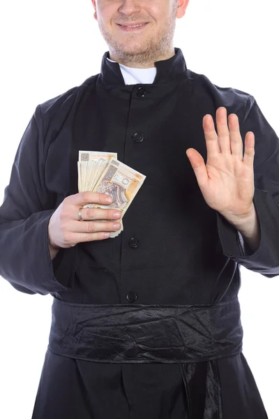 De jonge priester alot of money in de hand houden — Stockfoto