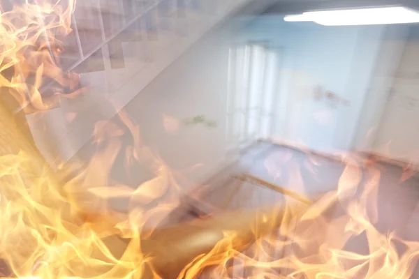 Fuga do prédio em chamas — Fotografia de Stock