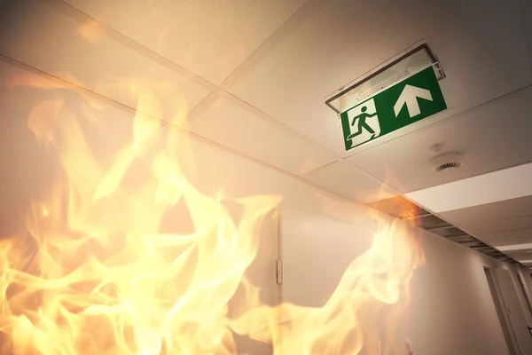Salida de emergencia y alarma de incendio —  Fotos de Stock