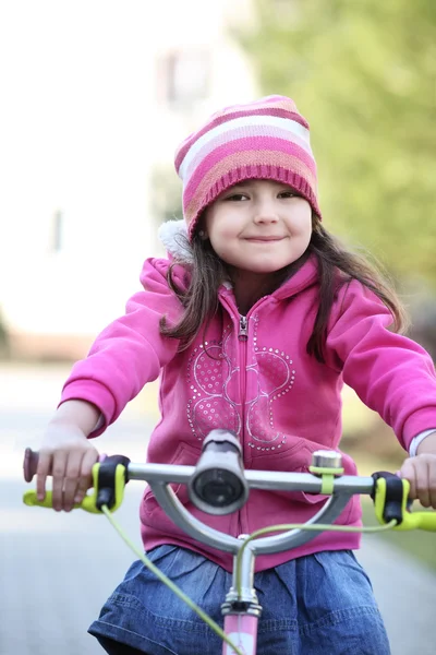 快乐的女孩，在一辆自行车 — 图库照片