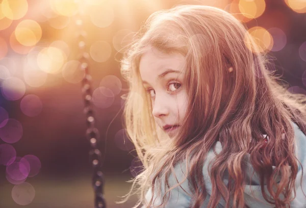 The girl on a  chain swing — Stock Photo, Image