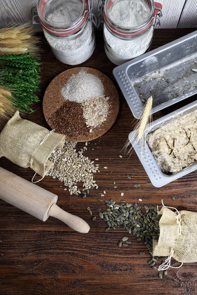 Preparations for baking delicious wholemeal bread — Stock Photo, Image