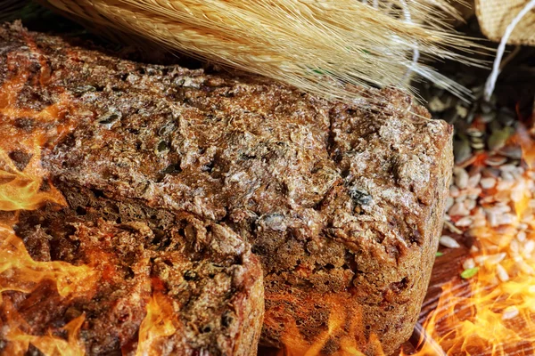Pão caseiro apetitoso feito no forno — Fotografia de Stock
