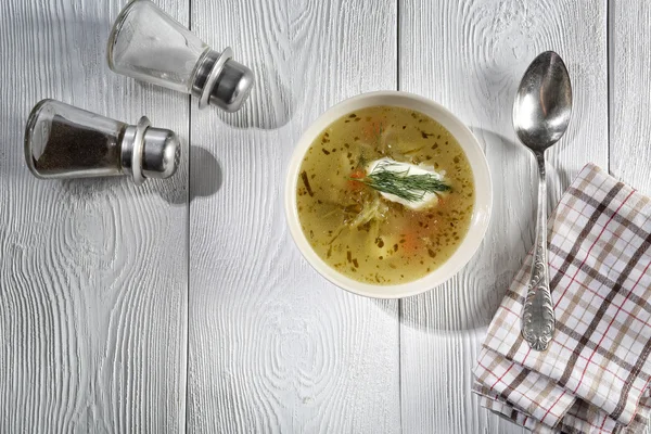 Огуречный суп со сметаной и ребрышками — стоковое фото