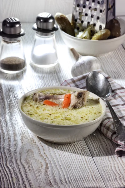 Deliziosa e deliziosa zuppa di cetrioli sul brodo — Foto Stock