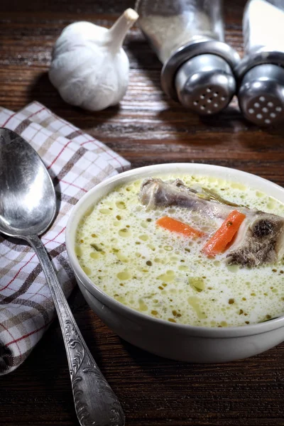 Огуречный суп в миске со специями — стоковое фото