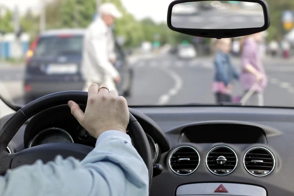 Der Fahrer und ein Fußgänger auf einem Zebrastreifen — Stockfoto