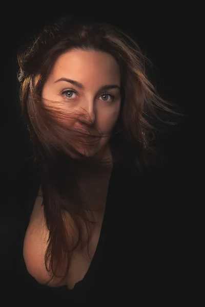 Die geheimnisvolle Schönheit einer Frau mit schönen Augen — Stockfoto