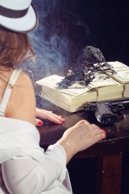 Bir saklanma oturan kadın gangster