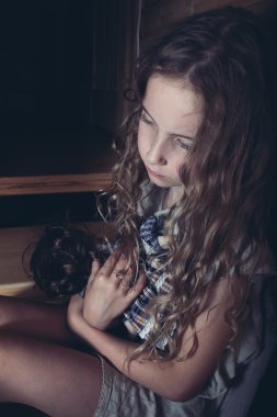 Aile içi şiddet - sarılma bir bebek bir kız