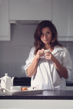 çekici kız bir sabah kahvesi sırasında mutfakta