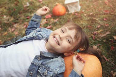 Gülen Kız yalan sonbahar yaprakları