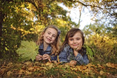iki arkadaş sonbahar güneşli bir günde eğleniyor