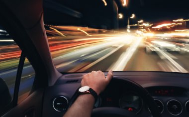 çok hızlı bir araba yolculuğu gece