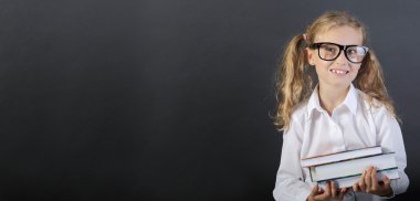 Kitap üstünde tahta arka plan ile genç kız