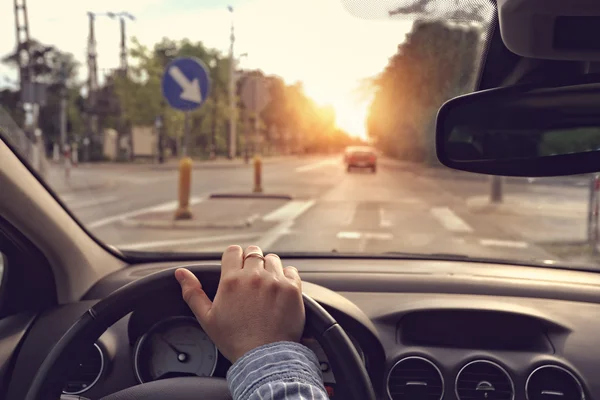 Der Fahrer mit der Hand am Lenkrad — Stockfoto