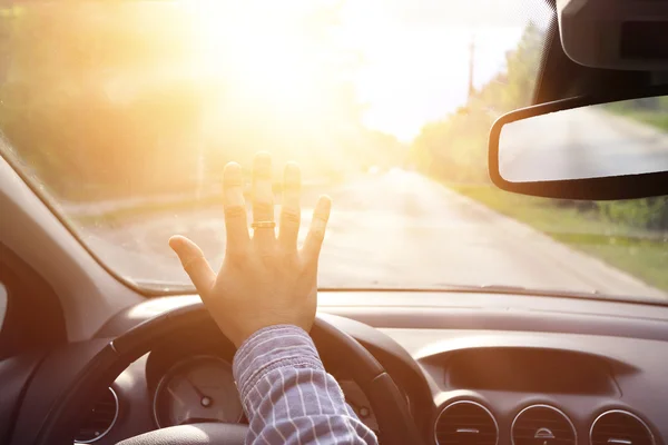 Driver blinded by a bright light — Stock Photo, Image