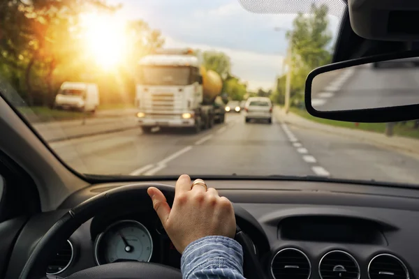 Driving a car in the city — Stock Photo, Image