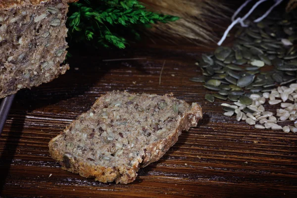 Finom szelet házi kenyér, a teljes kiőrlésű gabonák — Stock Fotó