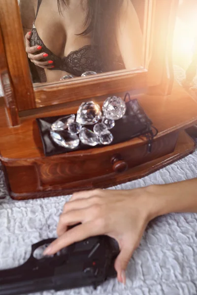 Bir silah ve elmas ile iç çamaşırı çekici dolandırıcı — Stok fotoğraf