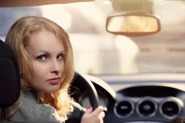 Junge Fahrerin sitzt im Auto — Stockfoto