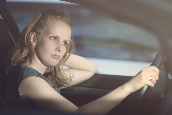 Femme seule conduit une voiture — Photo