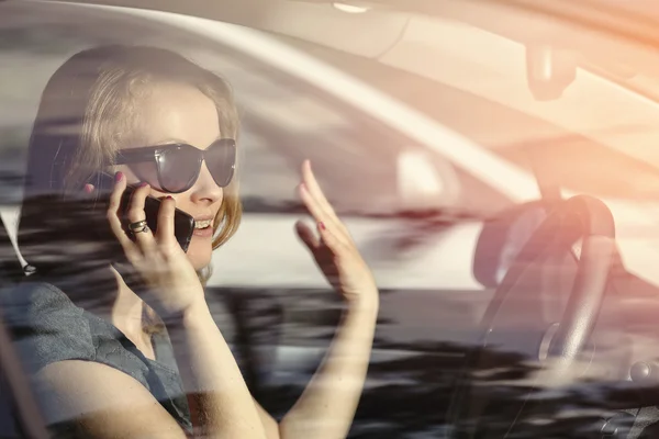 Jeune fille parlant au téléphone dans la voiture — Photo