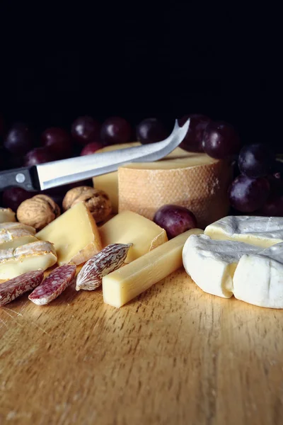 Lots of exquisite and tasty cheese — Stock Photo, Image