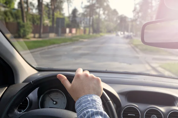 Водіння автомобіля на порожніх вулицях — стокове фото