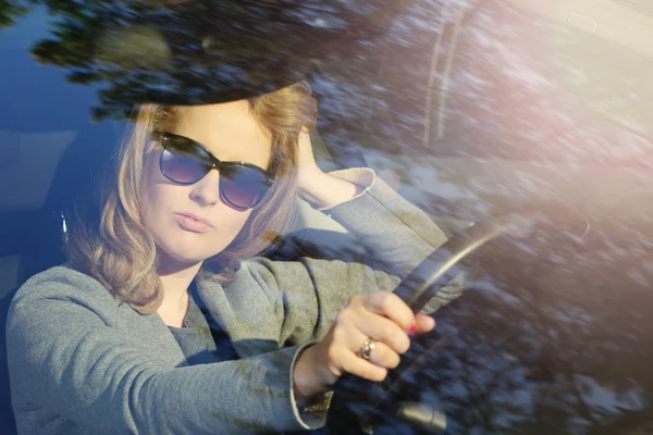 Nadenkend jonge zakenvrouw in een auto vast in het verkeer — Stockfoto