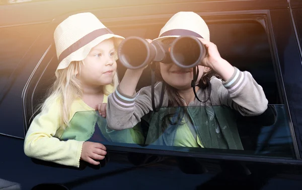 Aventura de verano - niños con prismáticos en un viaje —  Fotos de Stock