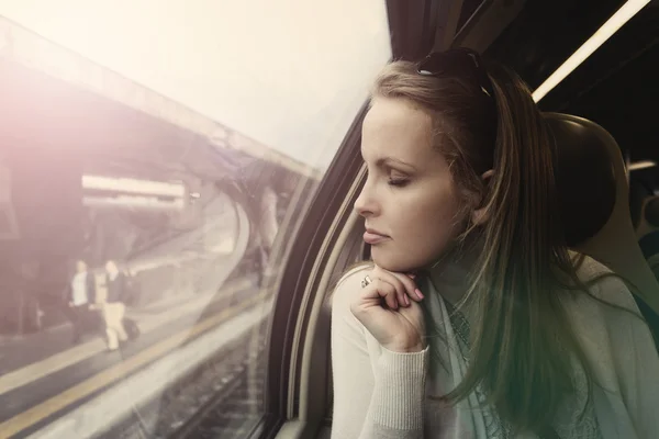 Zamyšlený krásná žena ve vlaku — Stock fotografie