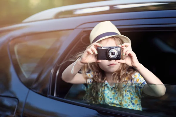 Праздничное приключение - девушка в машине с камерой — стоковое фото