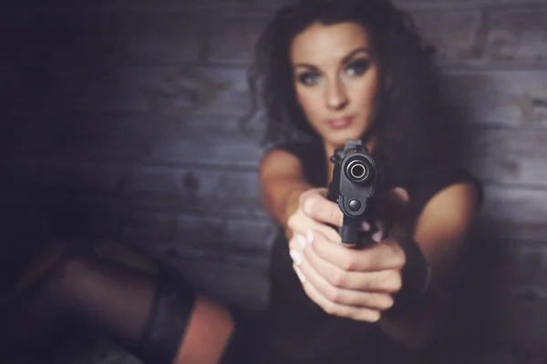 Une jolie fille tenant un pistolet — Photo