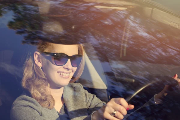 Fröhliches Mädchen am Steuer eines Autos — Stockfoto